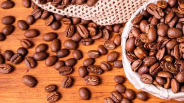 Buharlı beyaz kupa bardakta ev yapımı sıcak espresso organik sürdürülebilir kahve dükkanından mayalanmış kavrulmuş kahverengi fasulye ve yenilenebilir aromalı geri dönüşümlü kağıt paket.