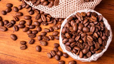 Buharlı beyaz kupa bardakta ev yapımı sıcak espresso organik sürdürülebilir kahve dükkanından mayalanmış kavrulmuş kahverengi fasulye ve yenilenebilir aromalı geri dönüşümlü kağıt paket.