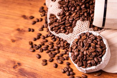 Buharlı beyaz kupa bardakta ev yapımı sıcak espresso organik sürdürülebilir kahve dükkanından mayalanmış kavrulmuş kahverengi fasulye ve yenilenebilir aromalı geri dönüşümlü kağıt paket.