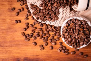 Buharlı beyaz kupa bardakta ev yapımı sıcak espresso organik sürdürülebilir kahve dükkanından mayalanmış kavrulmuş kahverengi fasulye ve yenilenebilir aromalı geri dönüşümlü kağıt paket.