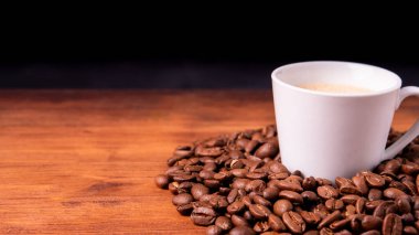 Buharlı beyaz kupa bardakta ev yapımı sıcak espresso organik sürdürülebilir kahve dükkanından mayalanmış kavrulmuş kahverengi fasulye ve yenilenebilir aromalı geri dönüşümlü kağıt paket.