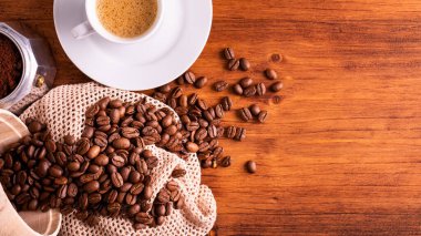 Buharlı beyaz kupa bardakta ev yapımı sıcak espresso organik sürdürülebilir kahve dükkanından mayalanmış kavrulmuş kahverengi fasulye ve yenilenebilir aromalı geri dönüşümlü kağıt paket.