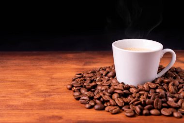 Sabah kahvaltısı için taze kafe taze kafein beyaz fincan kavrulmuş organik kahve çekirdeği çiftliği antika ahşap öğütücü klasik kahve demliği siyah espresso ve sütlü cappuccino latte için.