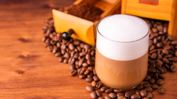 Свіже Кафе Освіжаючої Кофеїнової Білої Чашки Смаженої Органічної Ферми Кавових — стокове фото
