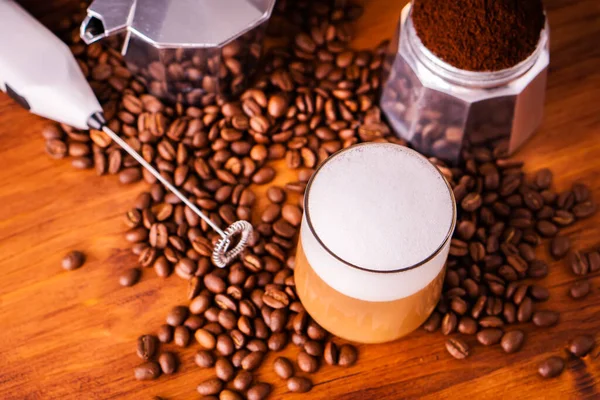 Färskt Café För Uppfriskande Koffein Vit Kopp Rostad Ekologisk Kaffeböna — Stockfoto