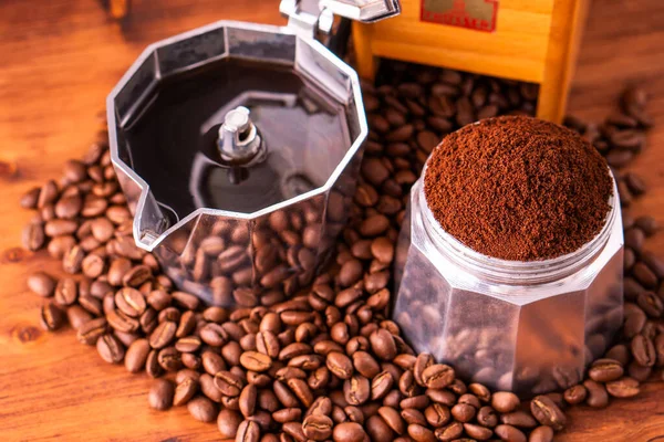 Sabah kahvaltısı için taze kafe taze kafein beyaz fincan kavrulmuş organik kahve çekirdeği çiftliği antika ahşap öğütücü klasik kahve demliği siyah espresso ve sütlü cappuccino latte için. 
