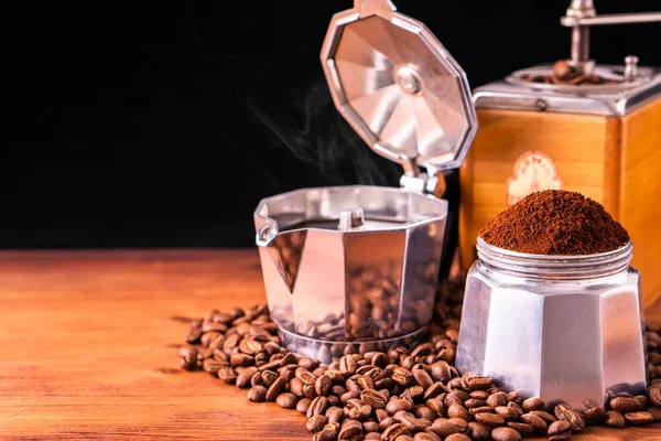 Sabah kahvaltısı için taze kafe taze kafein beyaz fincan kavrulmuş organik kahve çekirdeği çiftliği antika ahşap öğütücü klasik kahve demliği siyah espresso ve sütlü cappuccino latte için. 