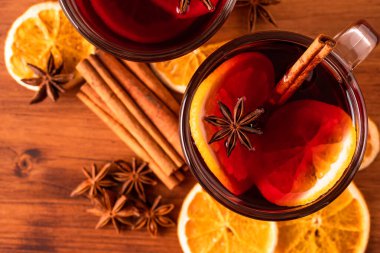 Alman geleneği, yeni yıl Noel pazarında yeni yıl festivali Gluhwein, baharatlı sıcak sıcak kırmızı şarap aromalı tarçın yıldızı anason.