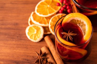 Alman geleneği, yeni yıl Noel pazarında yeni yıl festivali Gluhwein, baharatlı sıcak sıcak kırmızı şarap aromalı tarçın yıldızı anason.