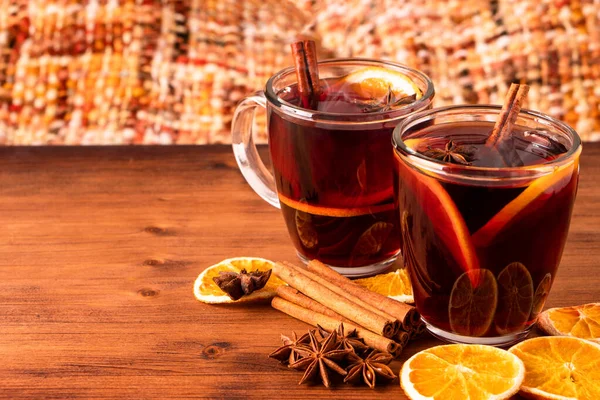 Alman geleneği, yeni yıl Noel pazarında yeni yıl festivali Gluhwein, baharatlı sıcak sıcak kırmızı şarap aromalı tarçın yıldızı anason.