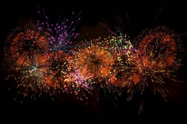Gerçekçi 3D illüstrasyon renkli gökkuşağı havai fişek gece havai fişeği kara gökyüzü dumanı izole edilmiş siyah arkaplan duvar kağıdı üzerinde Yeni yıl geri sayım festivali festival yıldönümü partisini kutluyor