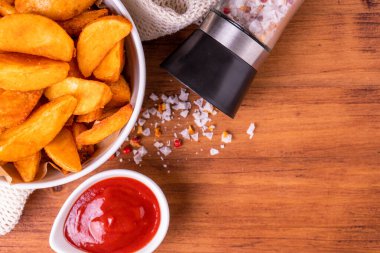 Geleneksel patates kızartması ketçapa batırılmış organik biyo-patates dilimlerinden.