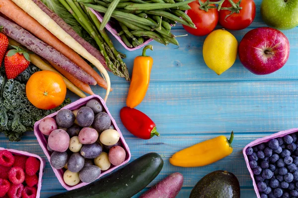 フルーツ盛り合わせと野菜背景 — ストック写真