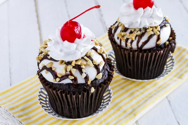 Hot Fudge Sundae Cupcakes — Stock Photo, Image