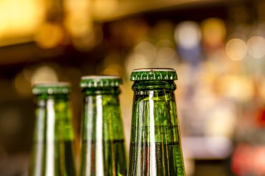 Bira şişeleri aydınlatılmış Bar önünde