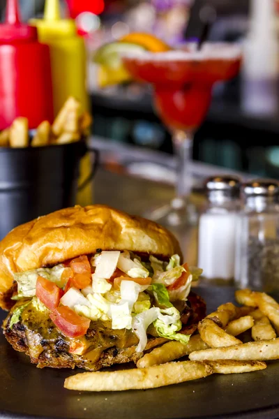 Hamburger à la taverne avec frites — Photo