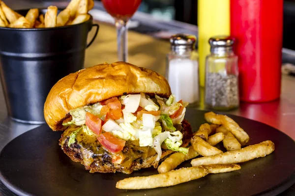 Hamburger à la taverne avec frites — Photo