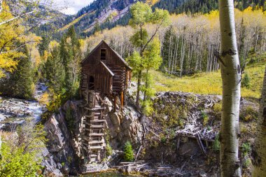 Tarihi Crystal Mill, sonbahar renkleri