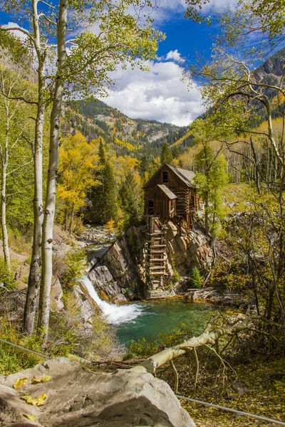 Herbstfarben an historischer Kristallmühle — Stockfoto