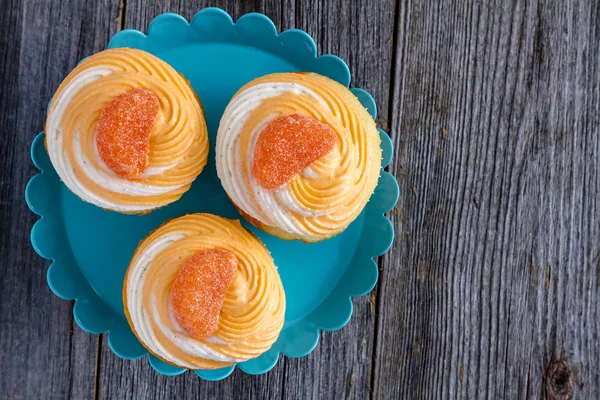 Orange Vanilleschote wirbelte Cupcakes — Stockfoto