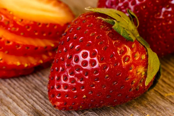 Aardbeien op houten tafel — Stockfoto