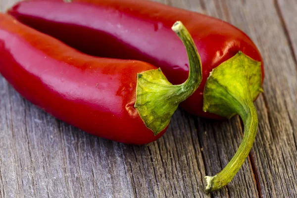 Pimentos Jalapeno vermelhos na mesa — Fotografia de Stock