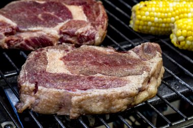 Biftek ve sıcak ızgarada Mısır