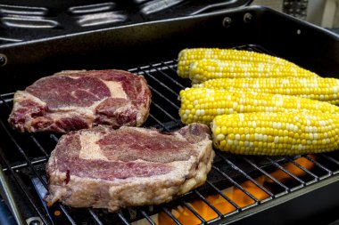 Biftek ve sıcak ızgarada Mısır