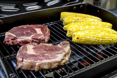 Biftek ve sıcak ızgarada Mısır