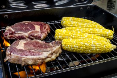 Biftek ve sıcak ızgarada Mısır