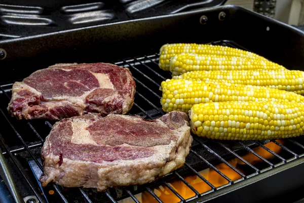 Biftek ve sıcak ızgarada Mısır