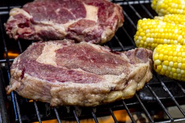 Biftek ve sıcak ızgarada Mısır