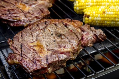 Biftek ve sıcak ızgarada Mısır