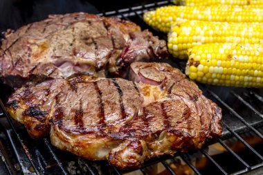 Biftek ve sıcak ızgarada Mısır