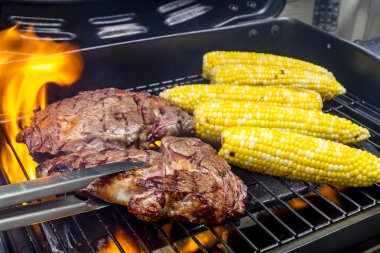 Biftek ve sıcak ızgarada Mısır