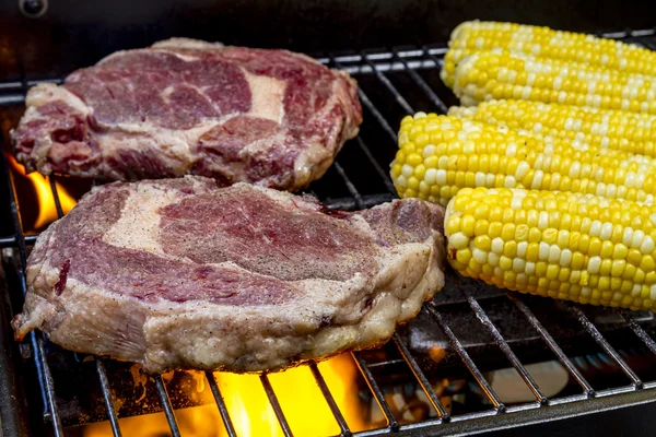 Filete y maíz en la parrilla caliente —  Fotos de Stock