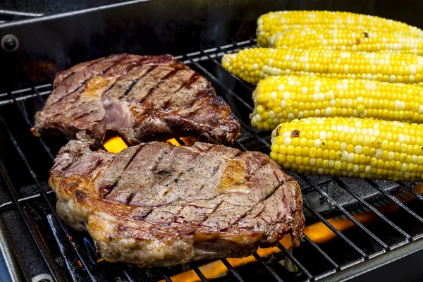 Filete y maíz en la parrilla caliente —  Fotos de Stock