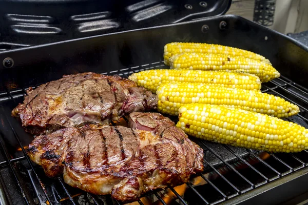 Filete y maíz en la parrilla caliente —  Fotos de Stock