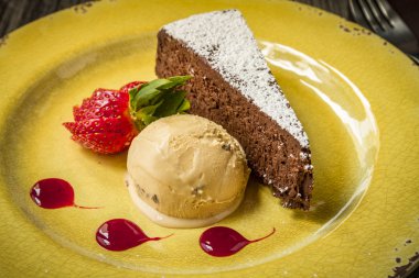 Dondurma ile flourless çikolatalı kek