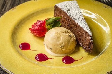 Dondurma ile flourless çikolatalı kek