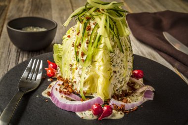 Iceberg Wedge mavi peynir salatası