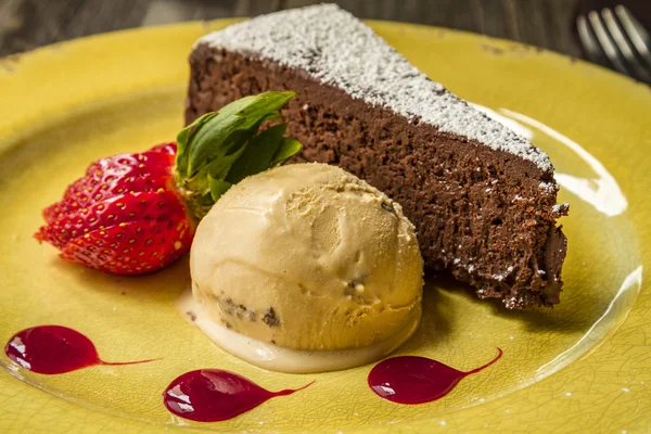 无面粉巧克力蛋糕，冰激淋 — 图库照片