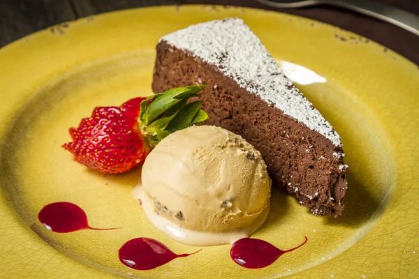 Gâteau au chocolat sans farine avec crème glacée — Photo