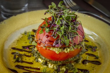 Taze domates Kulesi zeytin Tapenade ile