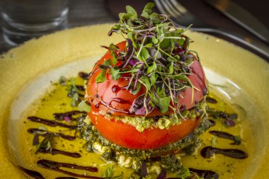 Taze domates Kulesi zeytin Tapenade ile