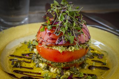 Taze domates Kulesi zeytin Tapenade ile