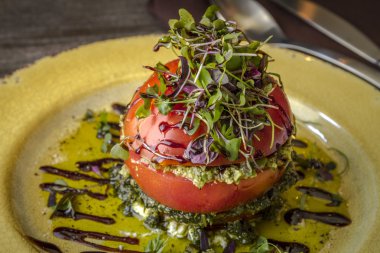 Taze domates Kulesi zeytin Tapenade ile