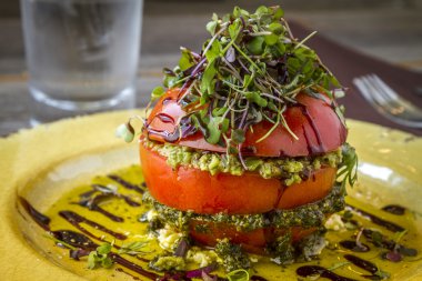 Taze domates Kulesi zeytin Tapenade ile