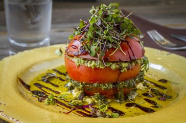 Taze domates Kulesi zeytin Tapenade ile