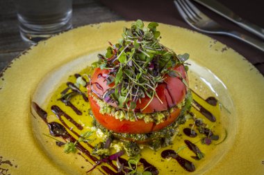 Taze domates Kulesi zeytin Tapenade ile